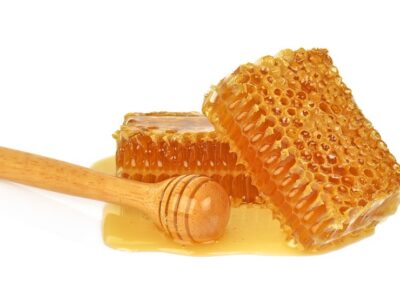آیا مصرف موم همراه عسل مفید است و خواص درمانی دارد؟