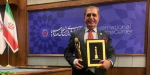در چهاردهمین جشنواره ملی قهرمانان صنعت ایران/ احمد فتح‌الهی عنوان قهرمان ملی صنعت را دریافت کرد